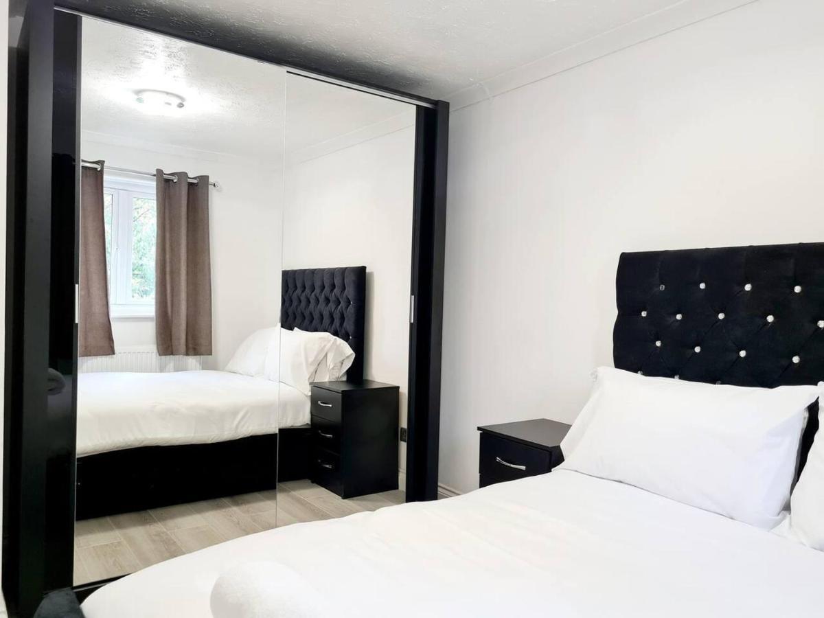 Modern & Spacious - Walk To London Excel- Parking Eksteriør bilde