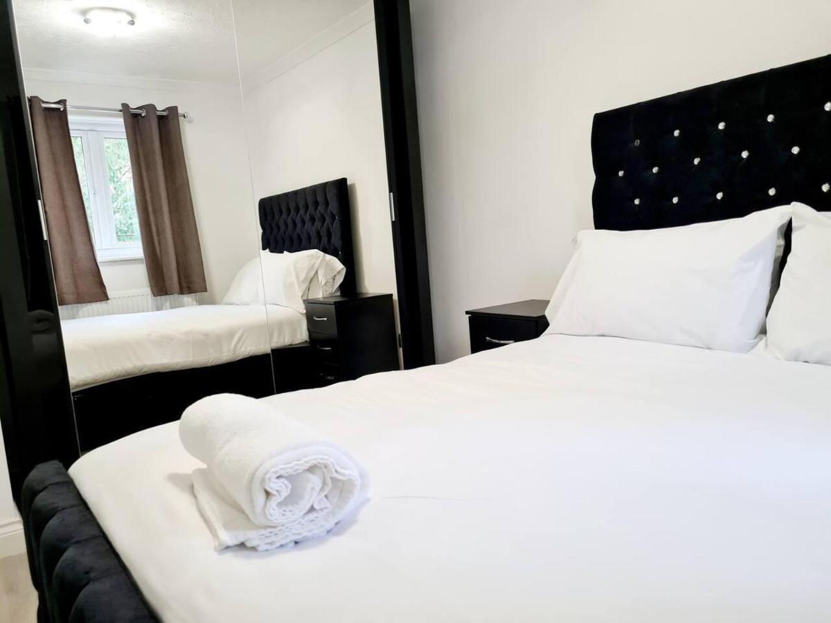 Modern & Spacious - Walk To London Excel- Parking Eksteriør bilde